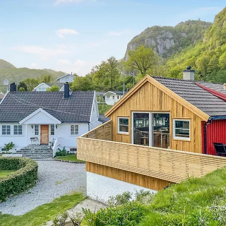 Beach Front Home In Lyngdal With House Sea View 度假居 *